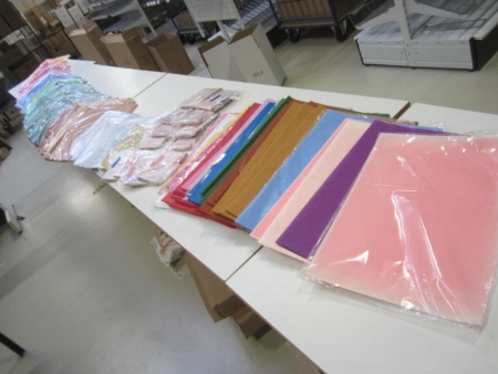Approximately 400 packages of tissue paper a 25 sheets of 50x70 cm, in assorted colors, mainly around the packages. About 30 packs of 5 sheets of tissue paper in yellow / silver 50x70 cm. 12 packets of tissue paper in assorted colors., Packed in four boxe