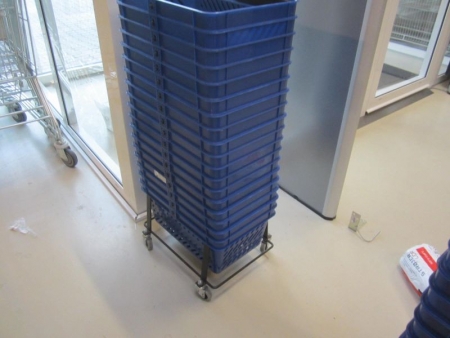 18 pcs baskets in plastic with trolley