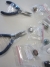 Cirka 25 stk La Boca armbånd med tilhørende smykker samt 2 smykketænger (arkivfoto)