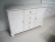 Kleines Sideboard in weiß lackiertem Holz mit zwei Türen und vier Schubladen 115x38xh75 cm