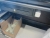 Winkelplatte mit Kassenschublade, ca. 314x263 cm x Höhe 95 cm, von Metallrahmen und schwarzem Laminatplatte und schwarzen Fronten, Registrierkassen, Scannern und anderen Inhalten zusammensetzt enthalten. Käufer muss selbst zu demontieren