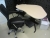 El-hæve/sænk skrivebord med lys plade, bredde 116 cm, samt skrivebordsstol