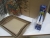 Box mit Werkzeugen in Karton, Papier, Schnur, 6 Stück bastellim, farbigen Streichhölzer