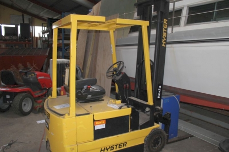 Truck, el, three wheels. Hyster model ERP 15TCE. Max. lift height: 3825 mm. Max. lifting capacity: 1500 kg. Frisigtsmast. Charger. OK wheels. Hours: unknown. NOTE: Battery condition unknown