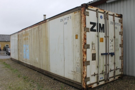 Refrigerated container, 40 feet. Approved locking bar. Equipped with new roofing felt on top