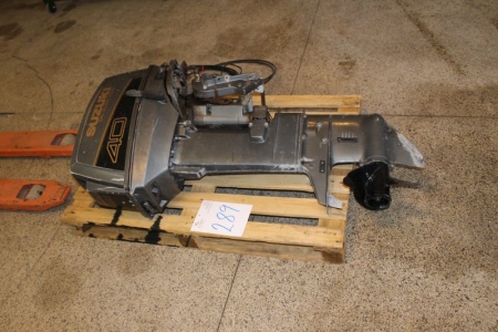 Suzuki 40hp outboard, incl. Manage / control box (condition ok. According to the seller: little damage on the engine shield)