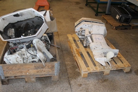 Crysler outboard + pallet with extra engine + spare parts