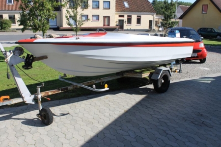 Speedboat on boat trolley without papers. 40hp Yamaha outboard. Has been started over a year ago.
