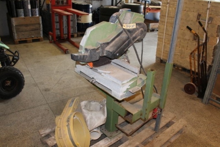 Cut saw with Chip extraction fan