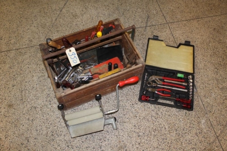 Værktøjskasse med diverse indhold