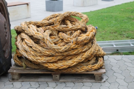Pallet with heavy rope