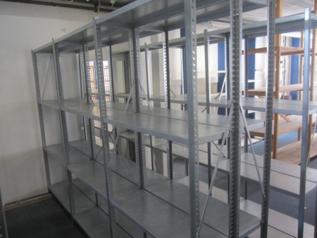 Shelving of metal, 90x30xhøjde 200 cm, is dismantled, a total of 21 caps and 48 shelves, four shelves is only 76 cm long (file photo)