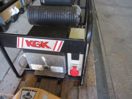 Generator with 20 hp Honda engine, Euro Power EP 12000TEW, vintage 2004, 12 KVA, 9.6 kW, 230/400 Volt, Honda V-Twin with electric start, tested and working, battery must REPLACES and Jerry Can missing