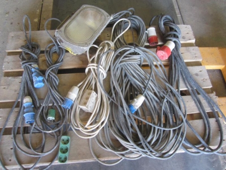 Projektør og kabler som på fotos, 220- og 380 Volts, 1 kabel mangler stik