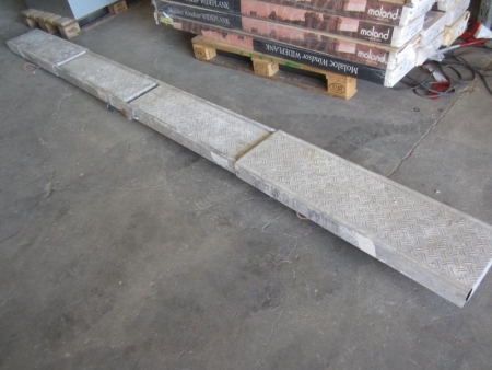 Gangbro i aluminium, udfoldet længde cirka 3,85 meter, bredde 30 cm, sammenfoldet længde cirka 1,2 meter