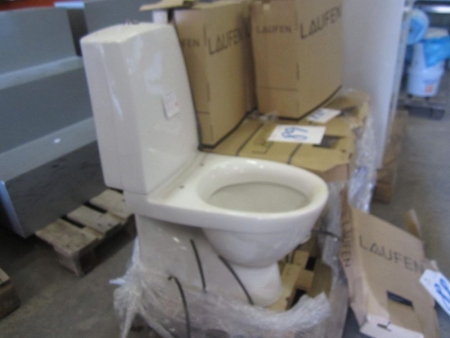 Schweizer Designer-Toiletten Laufen Typ Pro-N, unbenutzt und ausgepackt für die Fotografie in weißem Porzellan