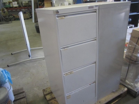 File cabinet in metal, Esselte Pendaflex with four drawers with hanging files, the cabinet is white