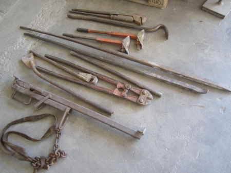 Sæt af stort værktøj; koben, boltsaks, bukker, 2 stk værktøj til brønddæksler?, rørtang, 2 stk stålstang, brolæggerjomfru, løfteåg til fliser 1 meter