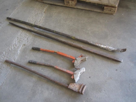 Sæt af stort værktøj; bukker, stålstang, løftestang, 2 stk værktøj til brønddæksler? 