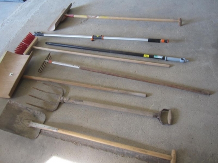Set of garden tools; sneskraber, lopper shaft, shaft with piping, broom, rake, snow blade, handle, shovel