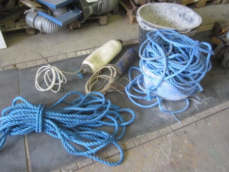 Kvejl blue rope, Ø 16 mm, estimated 200 meters, two fenders and 2 murbaljer