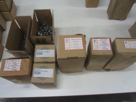 Approximately 395 paragraph steel bolts 8.8 and nuts galvanized, sizes; 10x45, 16x40, 20x90 / 160, 24x180, nuts 10 and 16 mm