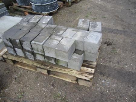Party curbs and tiles on 4 pallets; 39 paragraph curbs 21x14x14 cm, 3 pcs tiles 50x50x10 cm, 15 pieces 30x30x6 cm, 30 pieces 40x40x5 cm, 9 pcs 20x20x5 cm + various offcutting