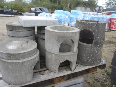 11 pcs manholes in concrete, exterior Ø33 cm, 2 of tapered, 8 lids, one tile 40x40x7 cm