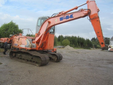 Excavator on belts Fiat Kobelco E 195 Evolution, LC version, with elevated cab. Year 2004, weight 20.050 kg, 88 kW motor, 4590 hours. Belt width 90 cm. The machine is with central lubrication systems. 2 windows broken. Starts and runs (NOT included shovel