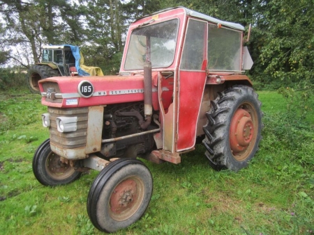 Veteran Tractor Massey Ferguson 165, S / N 165 522 831 ?, with Perkins diesel engine AD4 203 hours according counter 3101, by a simple cab and good tires. Complete Not renovated tractor starts and runs well and the motor is estimated in very good conditio