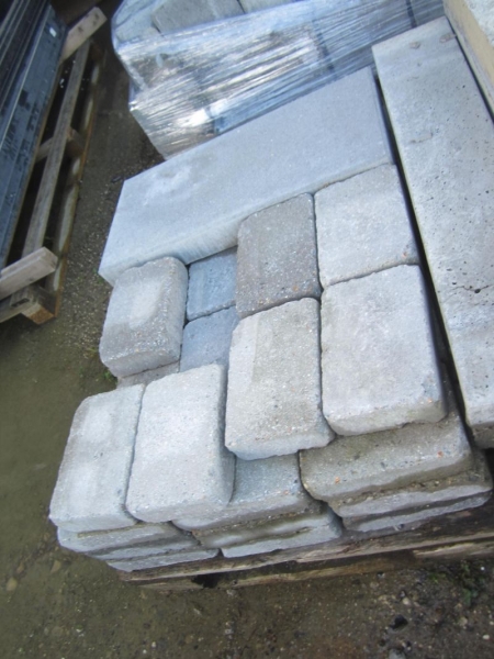 Approximately 90 paragraph manor stone 21x14x6 cm, and various other stones and tiles