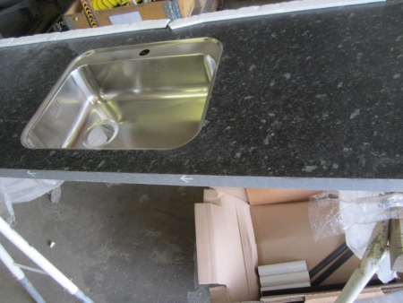 Laminate Countertop with aluminum leading edge. 200x61 cm, black with gray agonists, with the glued steel sink cirka48x34 cm, is inclined end which can be cut out, and then holding the 200 cm in length. Includes loose groove and assembly fittings