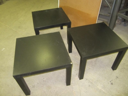 3 stk små borde i mørk træ, 55x55xh45 cm, 1 bord har skrammet hjørne