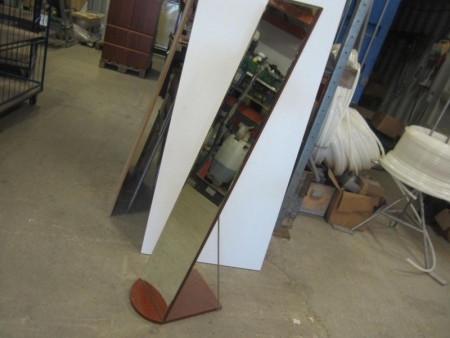 Fritstående spejl, højde cirka 160 cm