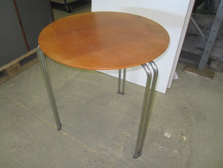 Rund bord i mahogni finer og med kromstel, diameter 650 mm. Ridset og falmet overflade