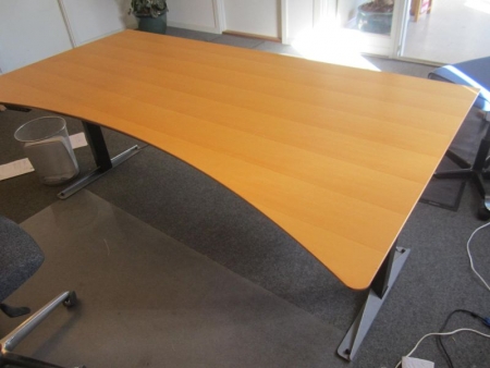 Large desk in beech and with Linak electric raise / lower. 200x90 / 110 cm, height 68/118 cm, little scratches with functioning