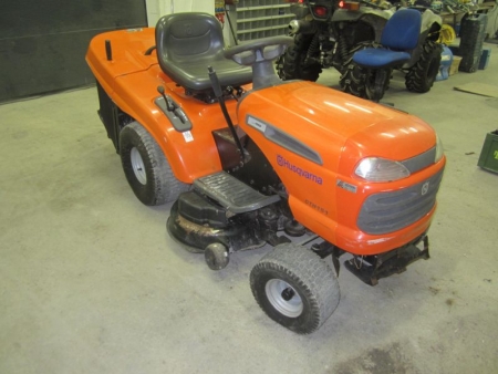 Garden tractor Husqvarna CTH151, with 2 rotary mowers, with Kohler Engine type Courage 15, variable speed and collector, runs perfect, new battery and serviced