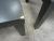 3 Stück kleine Tische aus dunklem Holz, 55x55xh45 cm, 1 Tisch töten vernarbt Ecke