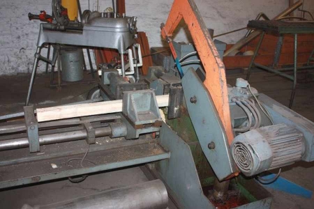 Cold saw: Kasto type UBS 240A with pulling. Year of manufacture: 1973. Machine weight: approx. 1020 kg. Machine dimension: Approx. 1.65 x2, 6 m