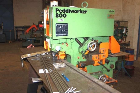 Punching Machine: Peddinghaus Peddiworker 800, SN: 4062753991020. Max.stansekraft: 800kN. Material Thickness: Max. 25mm. Max drilling diameter: 58 mm. Round: 32 Square: 30 Other accessories on board. Machine weight: 1260 kg. Height:1812mm. Width: 850 mm. 