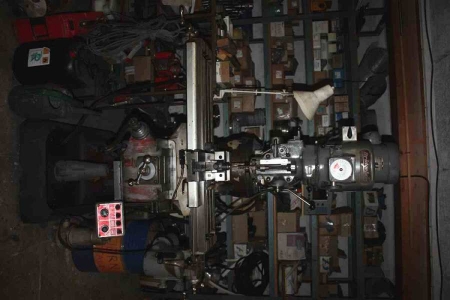 Milling Machine, Bridgeport. 380 Volt. Board: approx. 23x107cm. Machine Vices. Control: Accurite. Machine Height: approx. 2.10 m. Various tools and accessories in tool cabinet