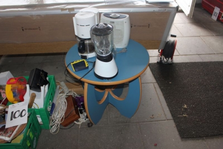 Rundt bord med kaffemaskine, blender + diverse  køkken og campingudstyr 