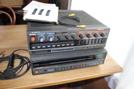 Karaoke system with laser disc, Pioneer + amplifier, Pioneer SA-V210 with microfoner