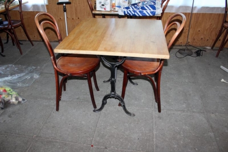 bord 80 x 80 med 2 stole, Stole i dampbøget bøgetræ og bord med overfladebehandlet stavlimet bøgestæ med steld af sort larkeret fransk støbejern
