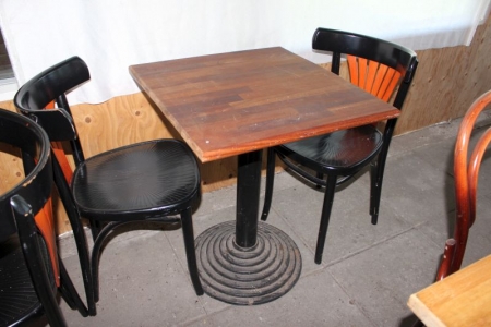2 Tische mit Eisen-Basis 57 x 62 cm mit 4 Stühlen