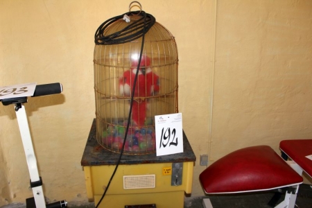 Boldautomat med papegøje til møntindkast, Fra ca år 1950 vipper med hovedet og snakker med folk for at tiltrække opmærksomhed, inkl 2 poser med æg ca 400 stk
