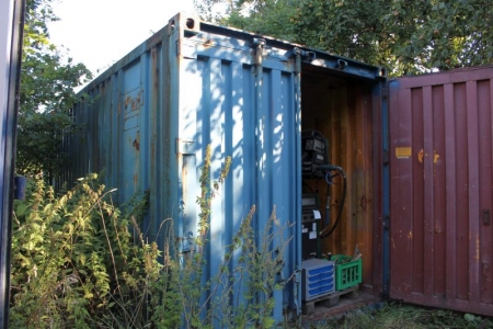 20 foot container with a hole in the roof in the back corner + wooden bookcase containing div nails and screws + cable, etc. The container may only be picked up the last udleveringsdag or by appointment