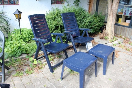 Positionsstole, Jardin, 2 stk. i plastik, blå + 2 tilhørende skamler (den ene skammel er revnet) 