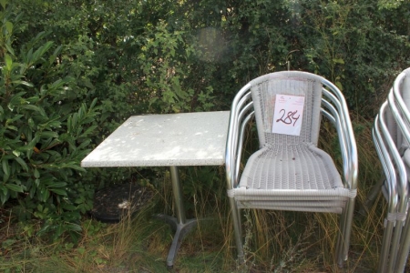 Cafesæt: 1 Tisch 70x70 cm. Plastic + 4 Stühle, Aluminium. Beine