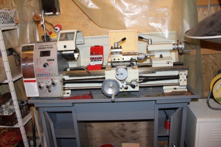 Lathes, type KM280V-FX700, unused, year 2011 bore 35 mm, incl. Lathe + 4-claw in Box + rear discs, undeesænkere + glasses and half glasses + gears. Very good condition